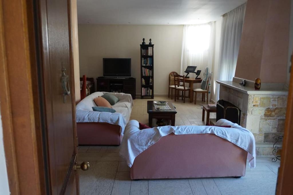Apartment With A Garden, Bbq, Swimming Pool And Jacuzzi Dhráfi Exterior foto